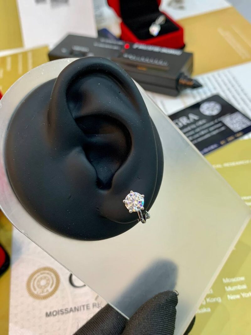 VVS Moissanite Diamond Unisex Clip Earring - Image 2